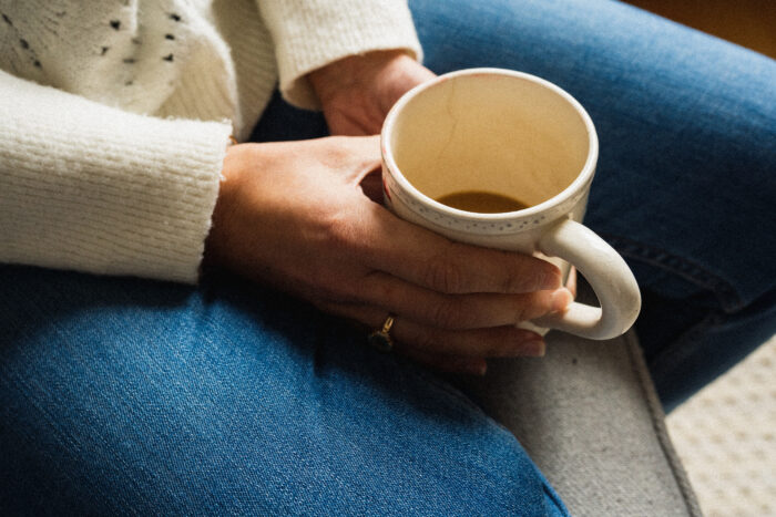 Close-up-of-a-woman-holding-a-coffee-cup